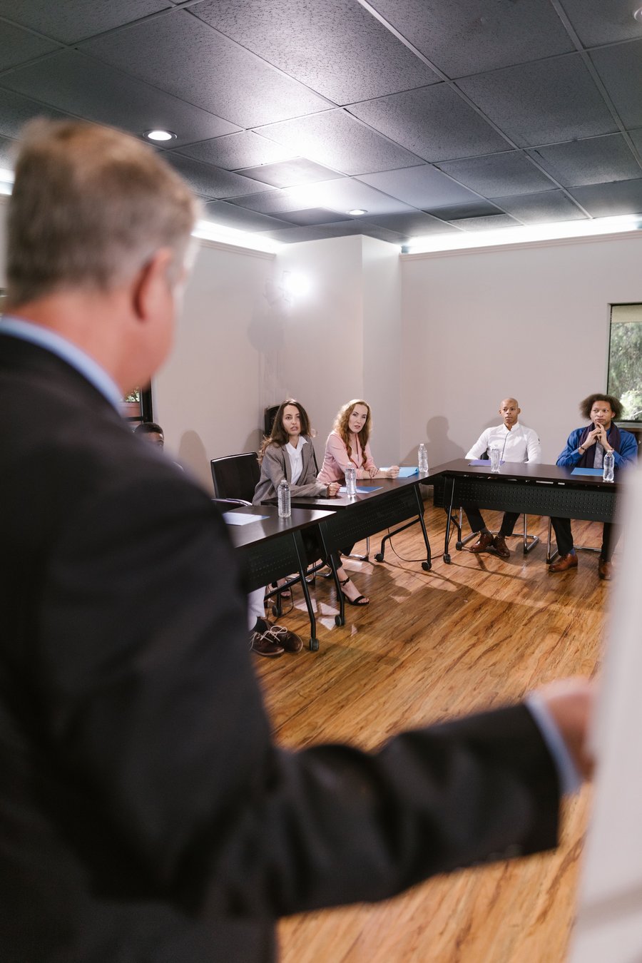 Treinamento em sala com participantes em dinâmica de grupo