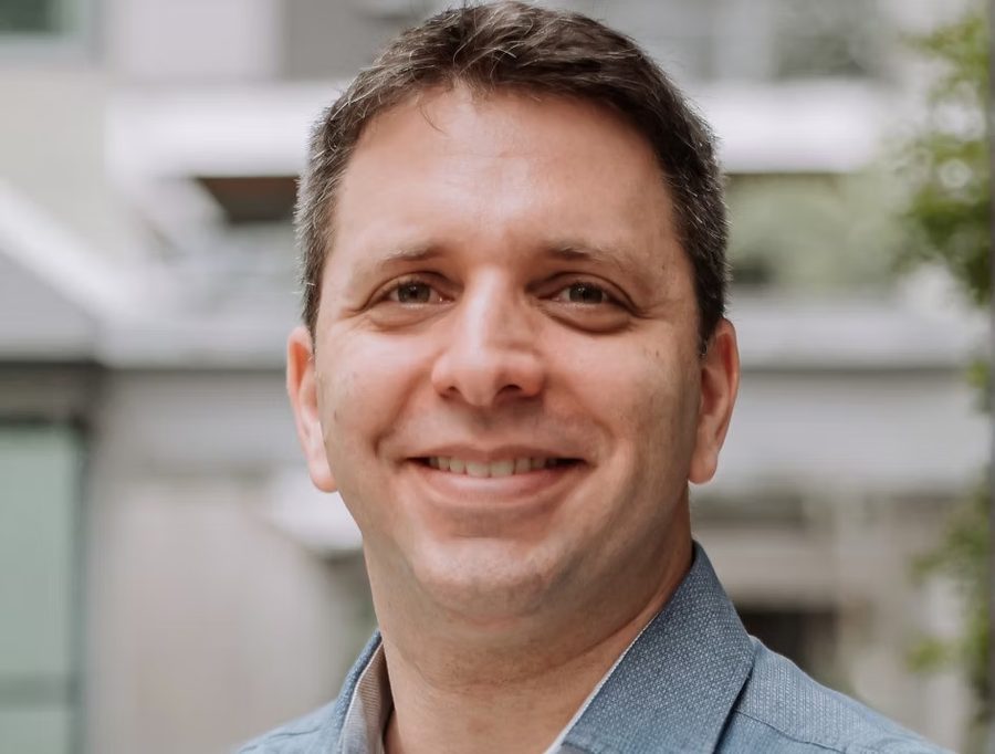 Roberto Prikladnicki, fundador da MasterYou, sorrindo em ambiente externo